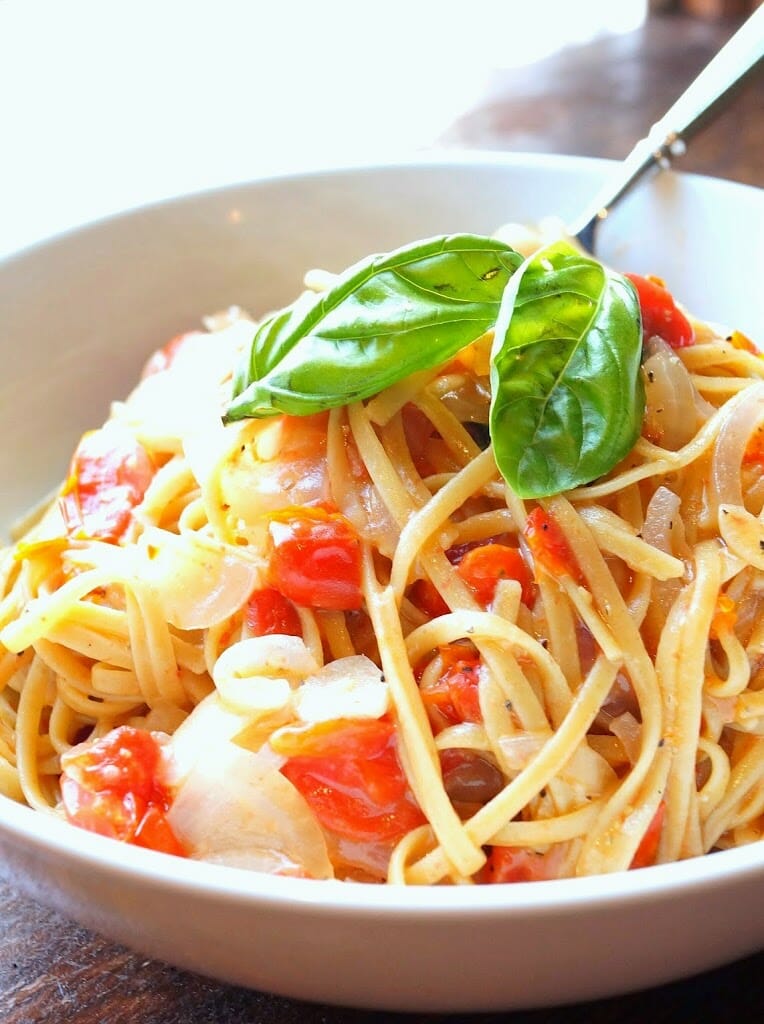 One Pot Pasta: A delicious dish full of summertime flavors! And it is on the table in less than 15 minutes!