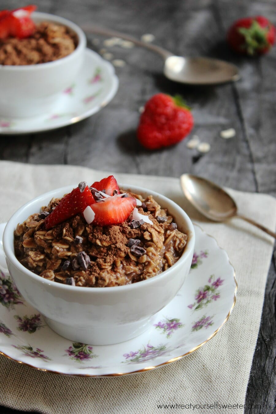 Overnight Mocha Oats; sweet, chocolate oats with a hint of coffee that takes 5 minutes to prepare, is healthy and tastes like a dessert. Winning!