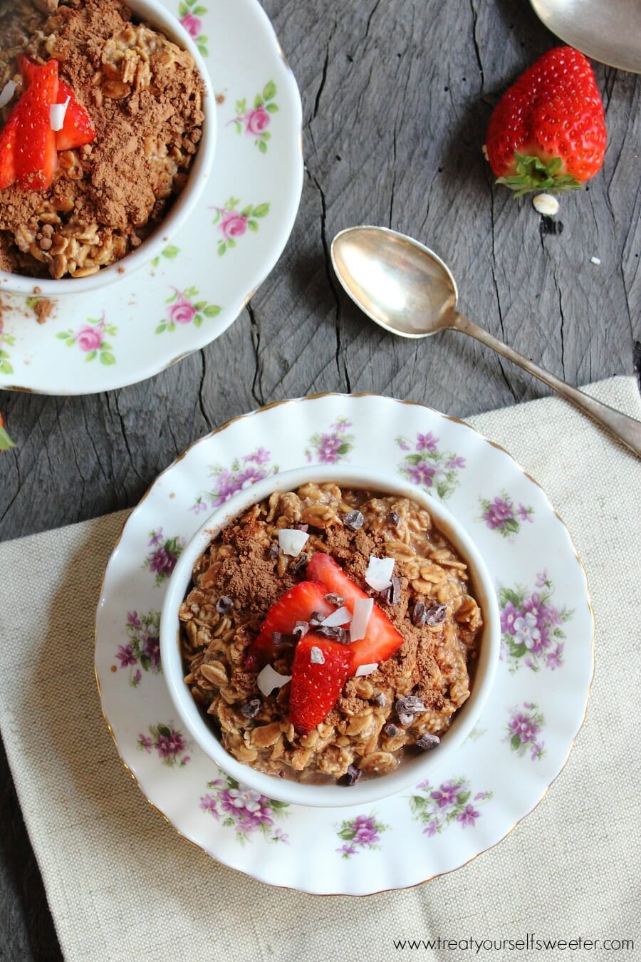 Overnight Mocha Oats; sweet, chocolate oats with a hint of coffee that takes 5 minutes to prepare, is healthy and tastes like a dessert. Winning!