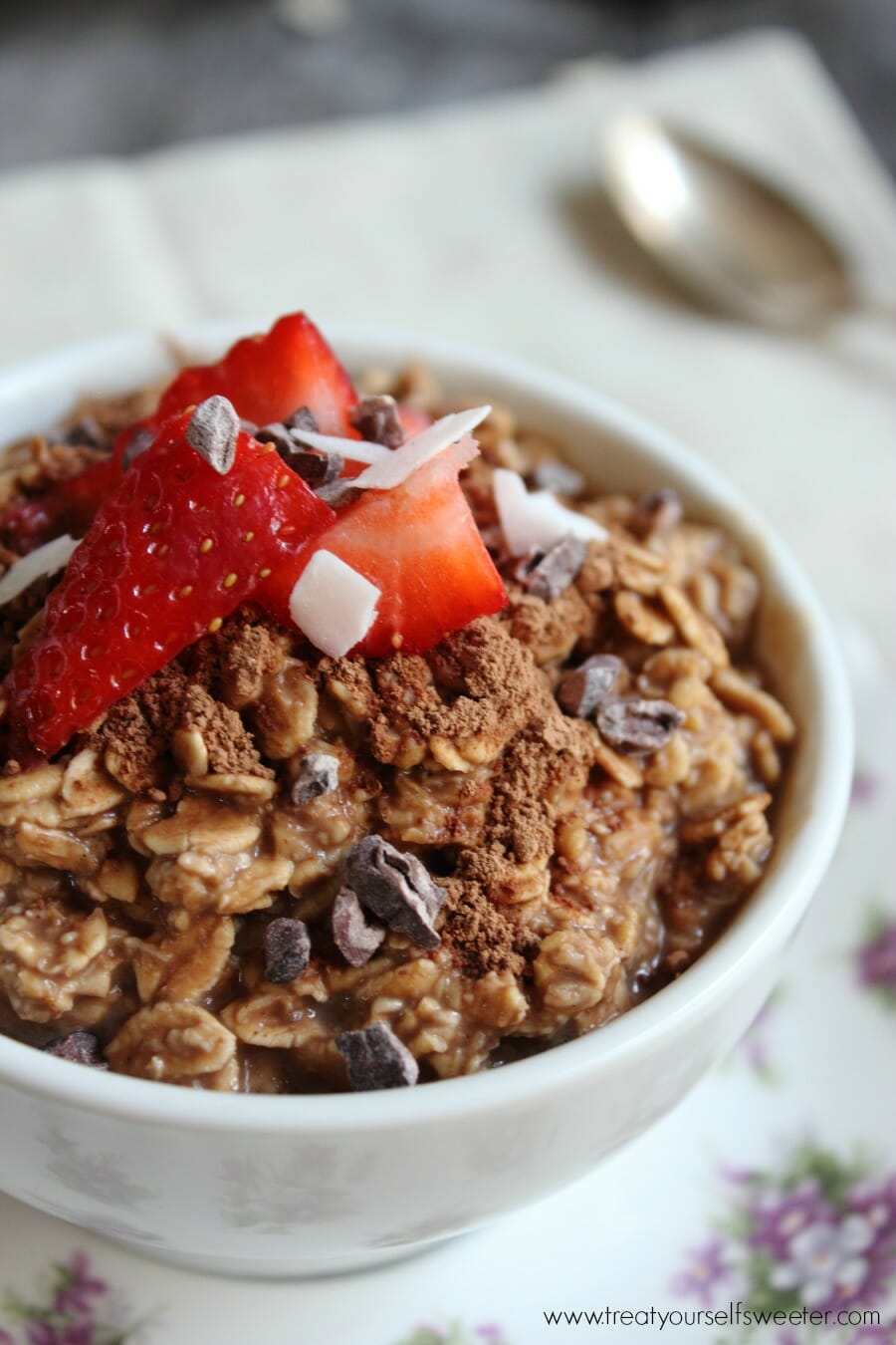 Overnight Mocha Oats; sweet, chocolate oats with a hint of coffee that takes 5 minutes to prepare, is healthy and tastes like a dessert. Winning!