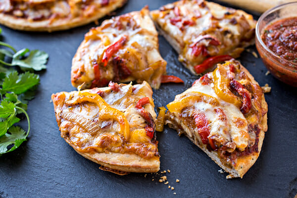 chicken-fajitas-pizza_thecozyapron_05-01-15_1