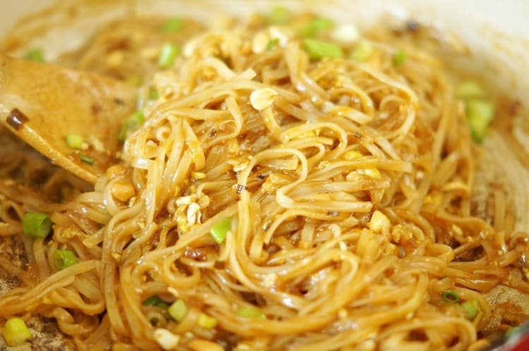 Easy One Pan Chicken Pad Thai