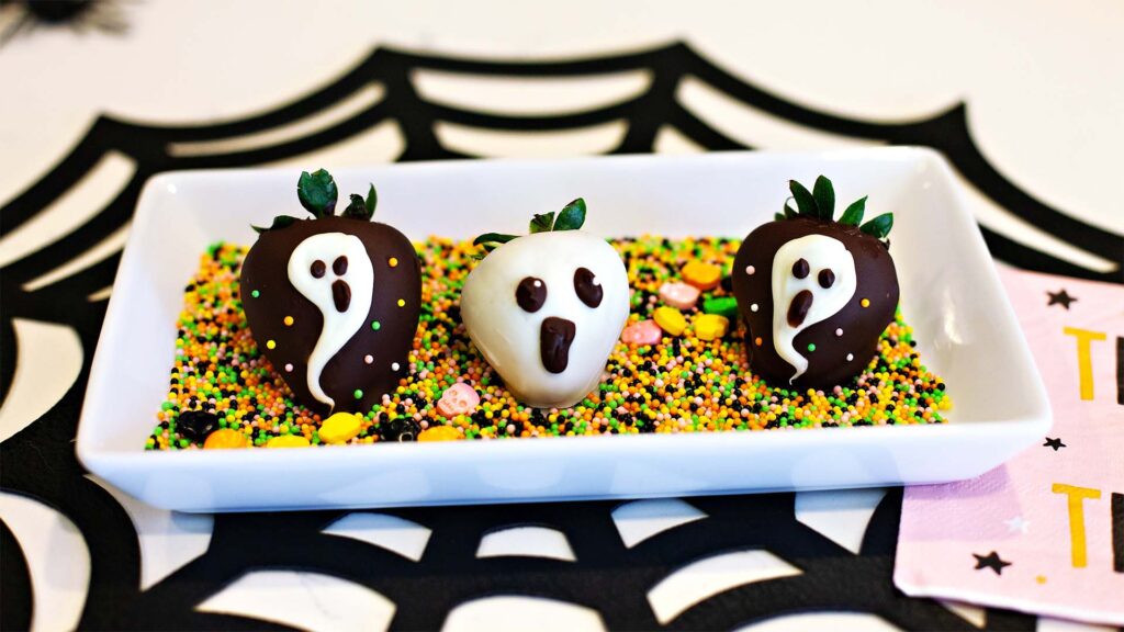Halloween Chocolate-Covered Strawberries