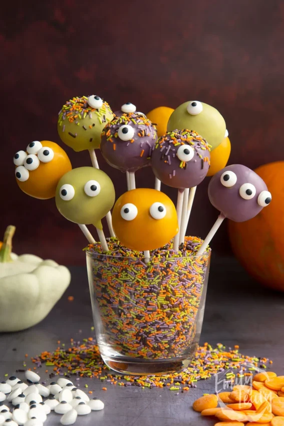 Spookily cute Halloween cake pops