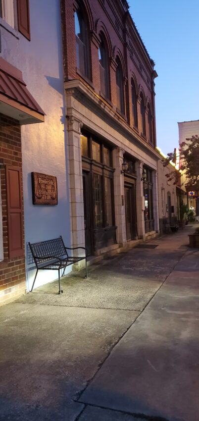 a bench sitting on the side of a building