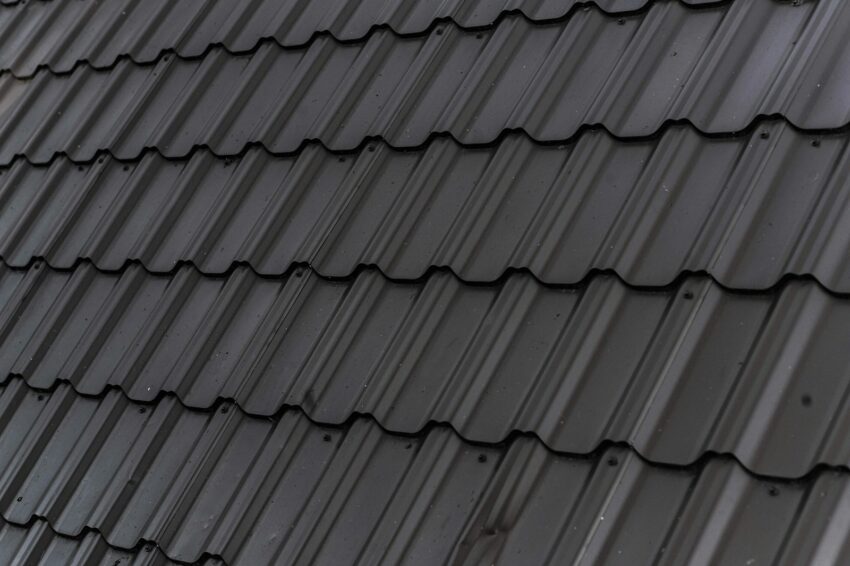 a close up of a roof with a black shinnel